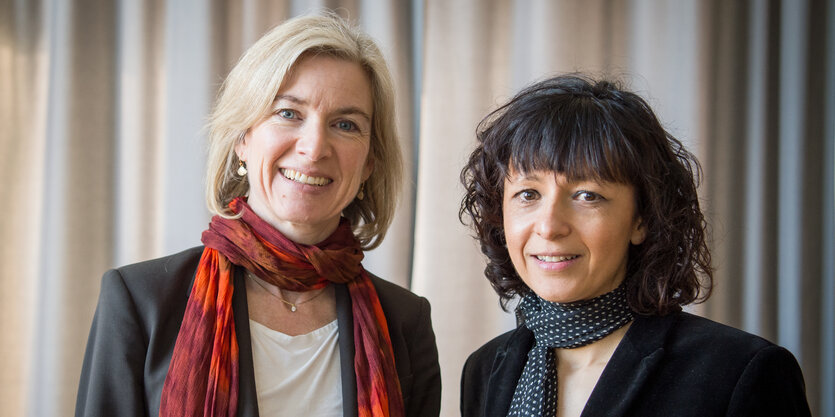 Jennifer A. Doudna und Emmanuelle Charpentier lächeln