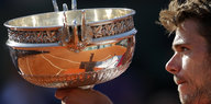Stan Wawrinka schaut auf den Pokal der French Open