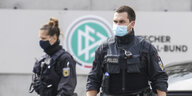 Polizisten gehen vor der Zentrale des Deutschen Fußball-Bundes zu ihren Fahrzeugen.