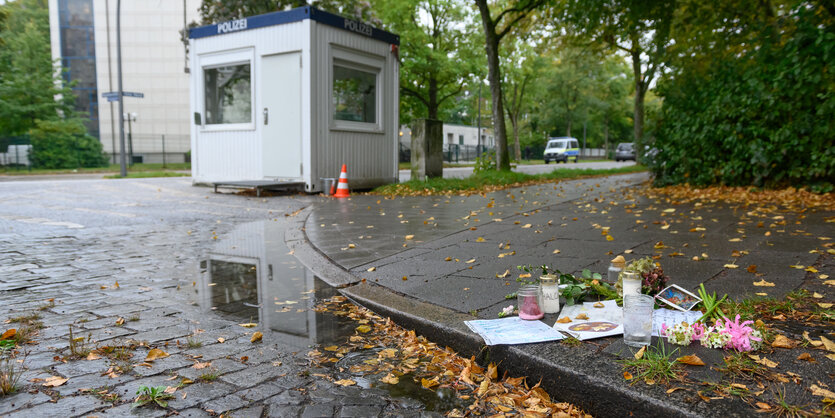 Blumen, Kerzen und Briefe auf dem Gehweg nahe der Synagoge Hohe Weide.