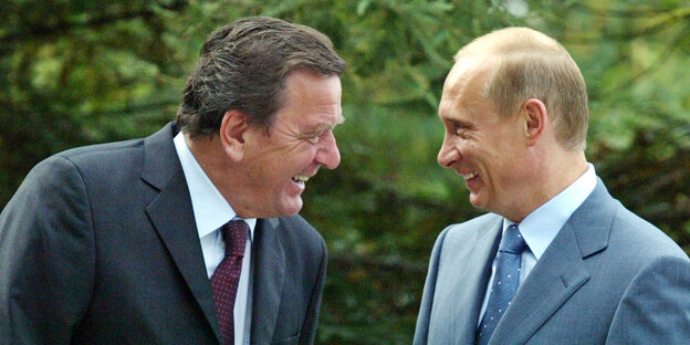 Gerhard Schröder und Wladimir Putin strahlen sich an