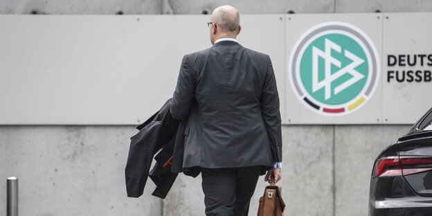 Hessen, Frankfurt/Main: Ein Anwalt des Deutschen Fußball-Bundes (DFB) geht auf die DFB-Zentrale zu.