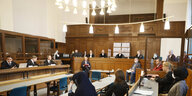 Eine Gesamtansicht zeigt den Gerichtssaal zu Beginn des Prozesses um den Mord im Kleinen Tiergarten