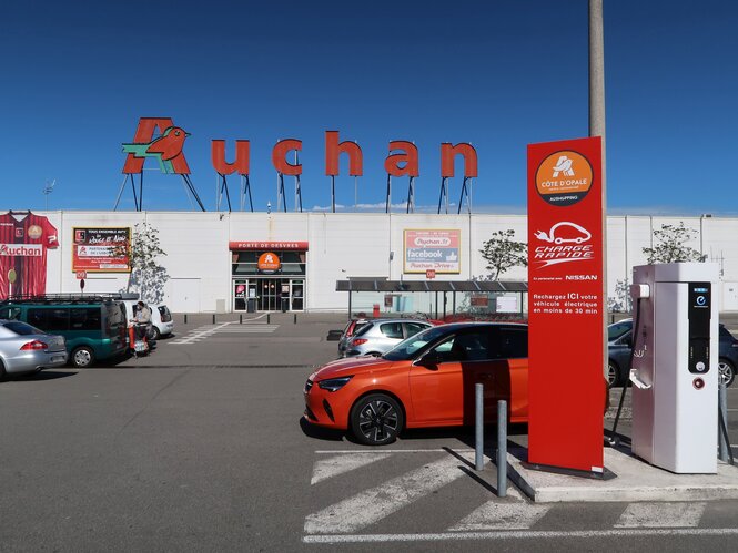 Supermarkt mit Ladesäule