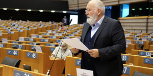 Klimakommissar Frans Timmermans spricht in einem fast leeren Plenarsaal