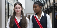 zwei Mädchen in Schuluniform