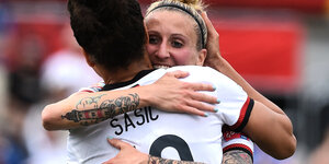 Célia Šašić umarmt eine Mitspielerin in der Frauen-Fußball-Nationalmannschaft