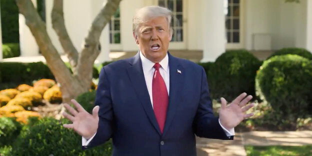 Trump spricht im Garten des Weiße Hauses in die Kamera