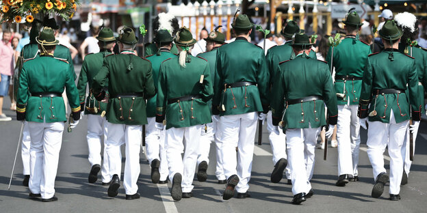 Schützen in grünen Uniformen marschieren beim Neusser schützenfest