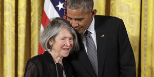 Barack Obama nimmt Louise Glück in den Arm.