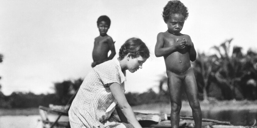 Frau auf Boot mit Kindern