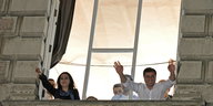 Die HDP-Vorsitzenden Yusekdag und Demirtas stehen winkend am Fenster