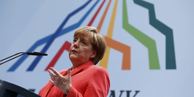 Angela Merkel an einem Rednerpult