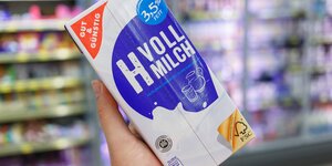 Eine Tüte H-Milch der Marke "Gut und Günstig"