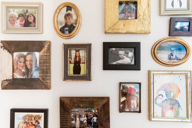 Erinnerungsfotos an einer Wand