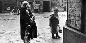 Schwarz-weiß Fotografie zweier alter Frauen auf einer Berliner Straße