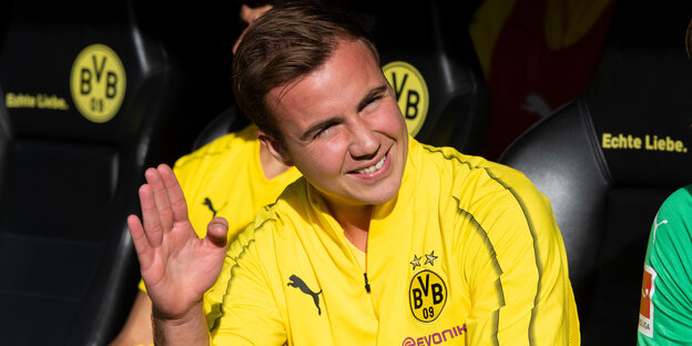Mario Götze winkt von der Dortmunder Ersatzbank aus