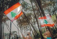 Aktivisten schwingen libanesische Flaggen