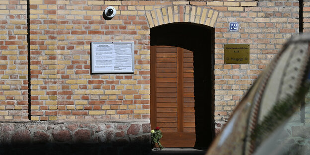 Die neue Tür der Synagoge in Halle ein Jahr nach dem Anschlag