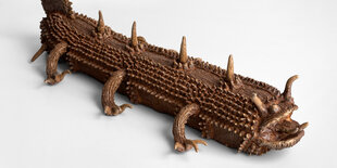 Eine Tonskulptur von Sinichi Sawada, die einem Drachen ähnelt