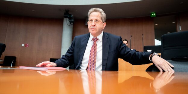 Hans-Georg Maaßen, ehemaliger Präsident des Bundesamtes für Verfassungsschutz, sitzt als Zeuge in der öffentlichen Sitzung des Bundestags-Untersuchungsausschuss Breitscheidplatz