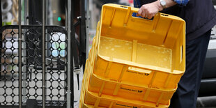 Leere Kisten für Transportsendungen der Post