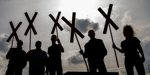 Protestierende mit Kreuzen gegen Erdölförderung in Emlichheim