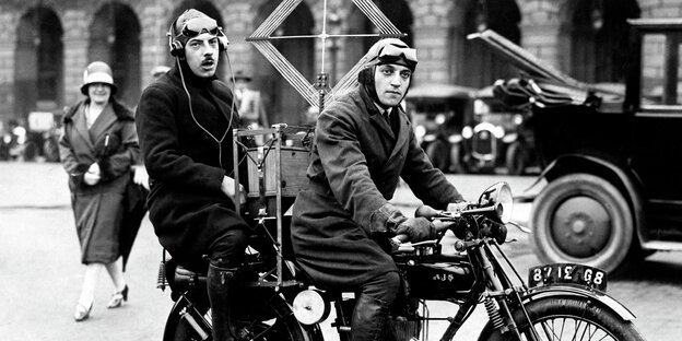 Historisches Foto einer Radioübertragung von einem Motorrad aus.