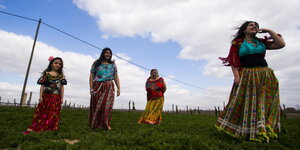 Vier Frauen in traditionellen Roma-Kleidern