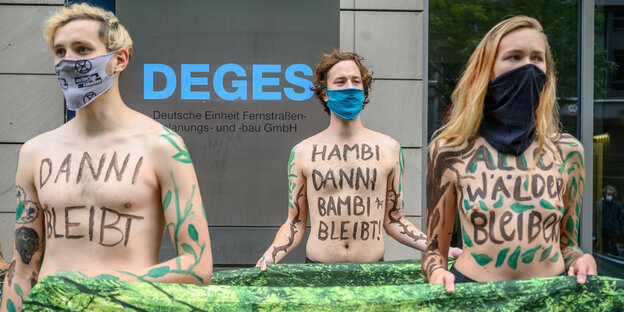 Drei AktivistInnen von Extinction Rebellion blockieren den Eingang der Deutschen Autobahngesellschaft in Berlin