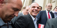 Jannis Varoufakis grinst breit in die Kamera
