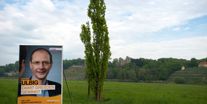 Ein Wahlplakat auf einer Wiese