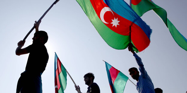 Männer mit aserbaidschanischen Fahnen