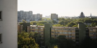 Ein Blick aus einem Hochhaus in der südlichen Friedrichstadt: Das Rondell am Mehringplatz ist zu sehen, umgeben von Sozialbauten aus den Siebzigern.