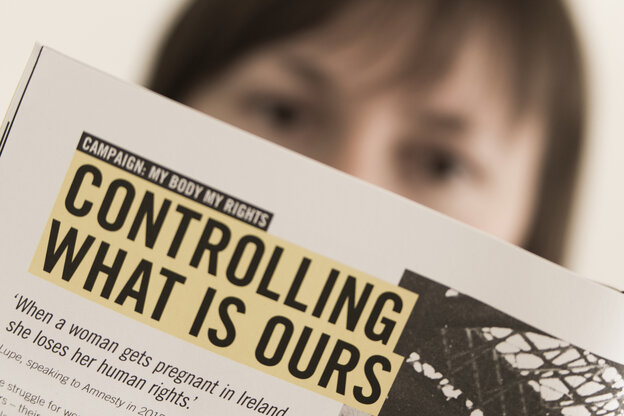 Eine Frau mit einem Magazin, Aufschrift: Controlling what is ours"