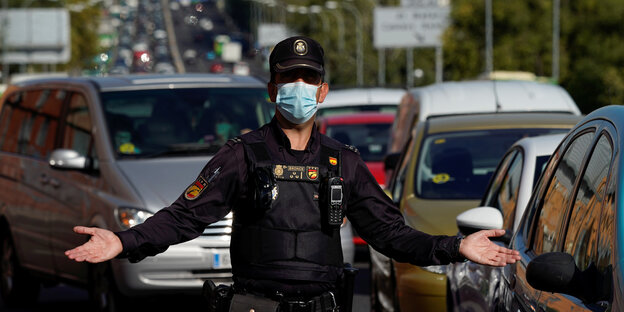 Ein spanischer Polizist versucht den Verkehr in Madrid zu regeln