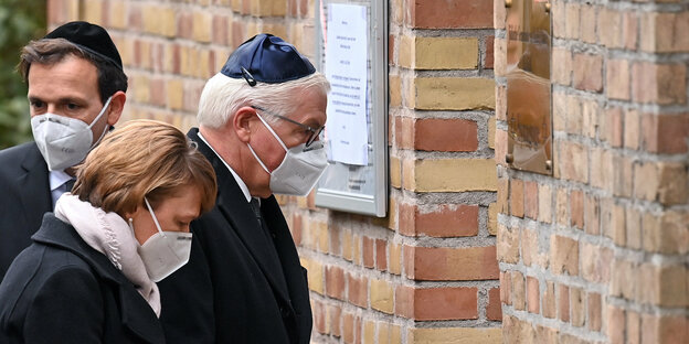 Bundespräsident Frank-Walter Steinmeier und seine Ehefrau Elke Büdenbender an der Synagoge in Halle