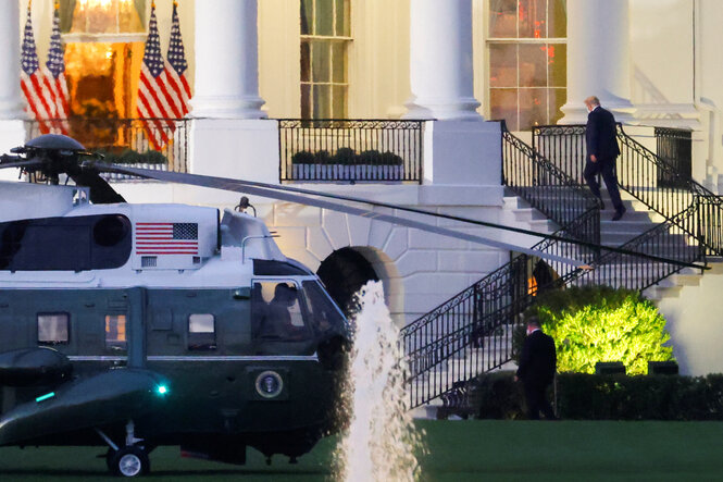 Donald Trump läuft die Treppen zum Weißen Haus hoch