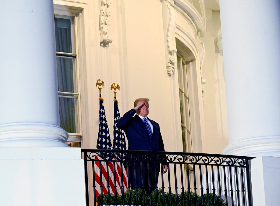 Donald Trump salutiert vor dem Weißen Haus