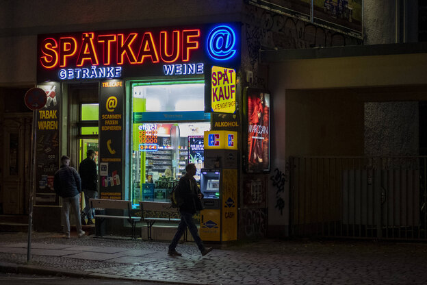 Menschen stehen nachts vor einem Spätverkauf in Berlin Menschen stehen nachts vor einem Spätverkauf in Berlin