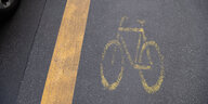 Eine Nahaufnahme eines verblichenen Fahrradsymbols auf Asphalt