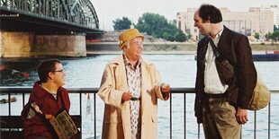 Aufnahme vom Filmset von "Verrückt nach Paris" 2014. In Köln an der Hohenzollernbrücke steht Darstellerin Paula Kleine zwischen Frank Grabski und Wolfgang Göltsch