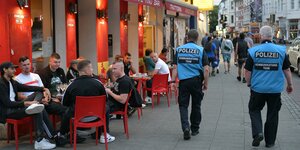 Zwei Polizisten laufen im Juni durchs Bremer Viertel und kontrollieren die Einhaltung der Corona-Regeln