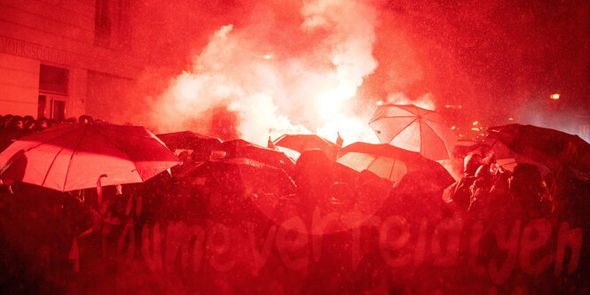 Der Demonstrationszug im roten Schein von Bengalos.