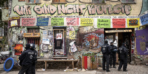 09.10.2020, Berlin: Polizisten stehen nach der Räumung am Eingang des ehemals besetzten Hauses Liebig 34