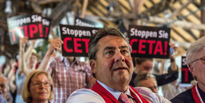 Sigmar Gabriel vor Anti-Ceta-Demonstranten.