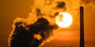 Kraftwerkstürme im Sonnenuntergang