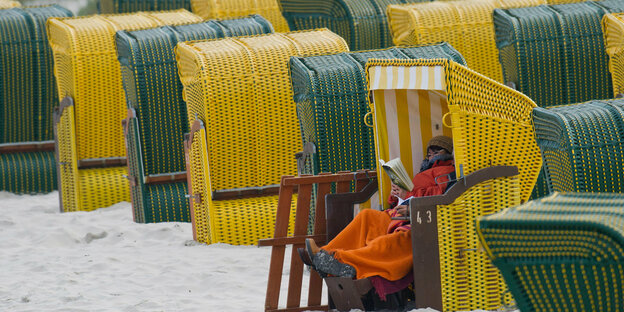Frau liest im Strandkorb