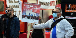 Demonstranten bei einer einer Demonstration des Aktionsbündnisses #AlarmstufeRot.