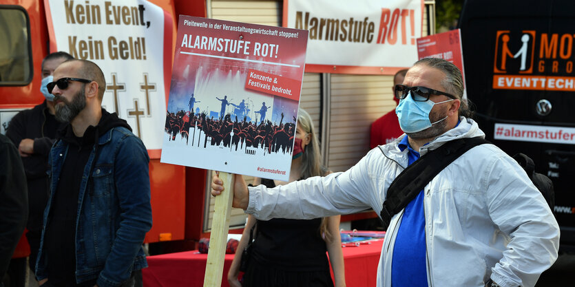 Demonstranten bei einer einer Demonstration des Aktionsbündnisses #AlarmstufeRot.